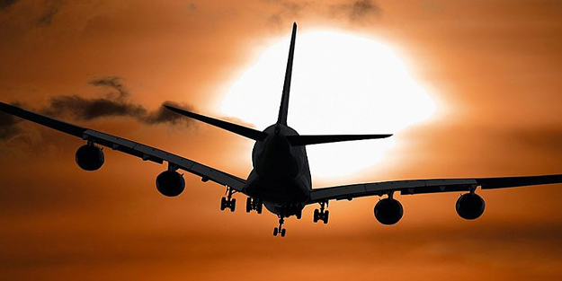 Boeing 737 tipi yolcu uçağı havada alev aldı!