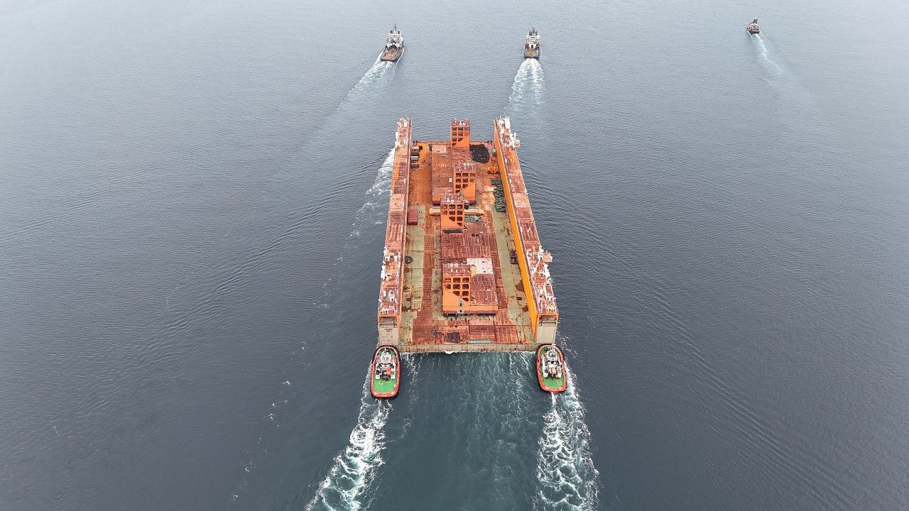 Boğaz trafiğe kapatıldı! Dev yüzer havuz ‘Dourado’ Çanakkale Boğazı’ndan geçti