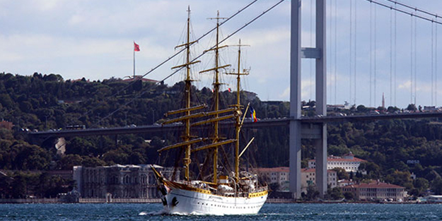 İstanbul Boğazı'nda dikkat çeken görüntü! O gemi geçti