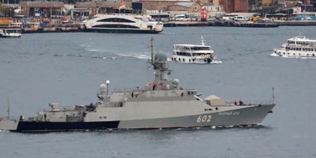 Boğaz'dan füze yüklü Rus gemileri geçiyor
