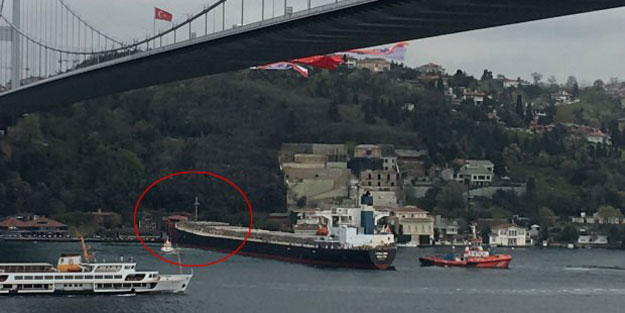 Boğazda gemi yalıya çarptı