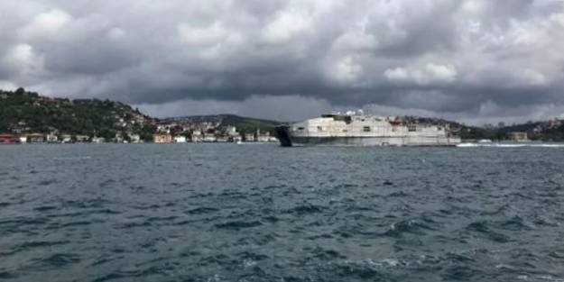 Boğaz'dan geçen ABD savaş gemisinde dikkat çeken görüntü!