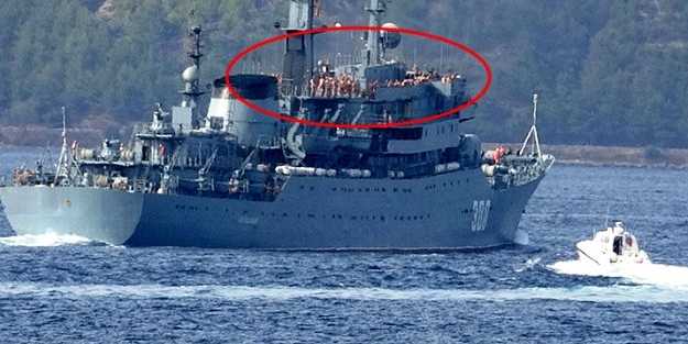 Boğaz'dan geçen Rus savaş gemisinde büyük rezillik!