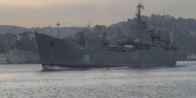 Boğazdan geçen Rus savaş gemisindeki mürettebat baka kaldı!