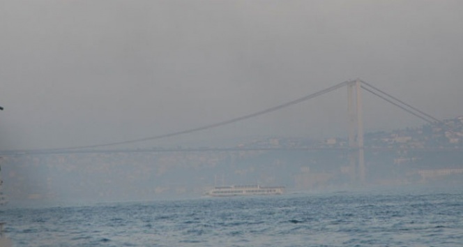 Boğaziçi Köprüsü yoğun sisten adeta kayboldu