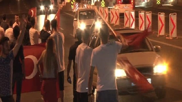 Boğaziçi Köprüsün'de darbe girişimi eylemi