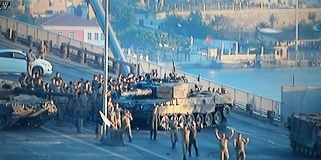 Boğaziçi Köprüsü'ndeki FETÖ’cü askerler teslim oldu