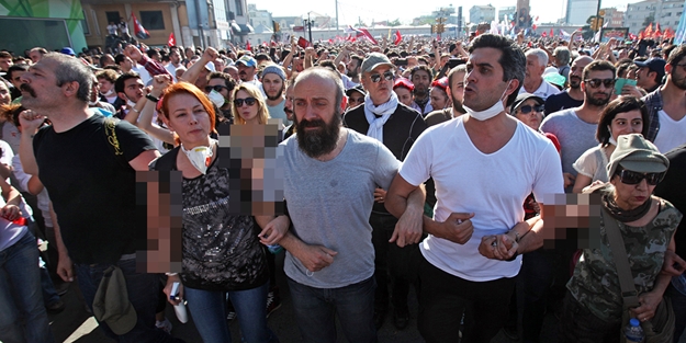 Boğaziçi onu da cezbetti! Gezici Alabora yine sahneye çıktı