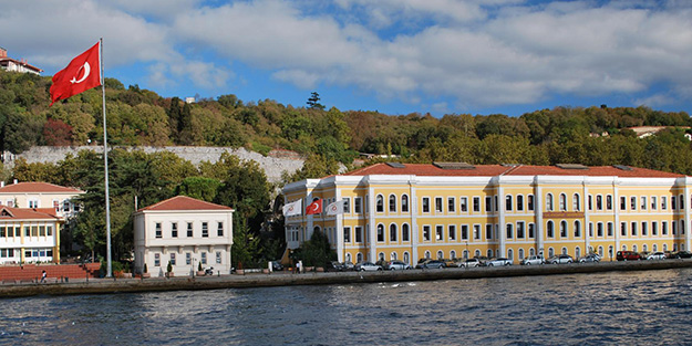 Boğaziçi provokasyonu önlerini açtı: Galatasaray Üniversitesi öğrencileri Fransız öğretmenlerini bahane ederek başkaldırdılar!