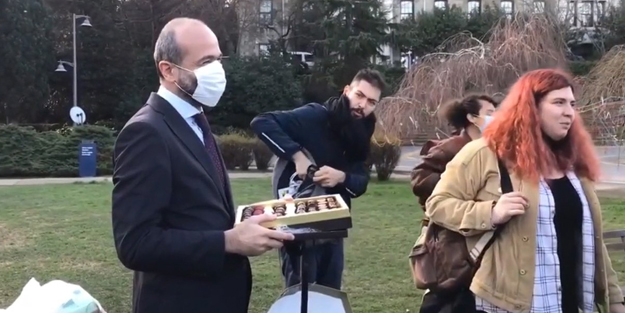 Boğaziçi Üniversitesi rektörü Melih Bulu'nun çikolata ikramına öğrencilerden saygısızlık!