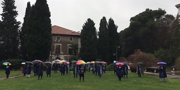 Boğaziçi Üniversitesi’ndeki akademisyenler rektörlüğe sırtını dönüp LGBT bayrağının altına sığındı!