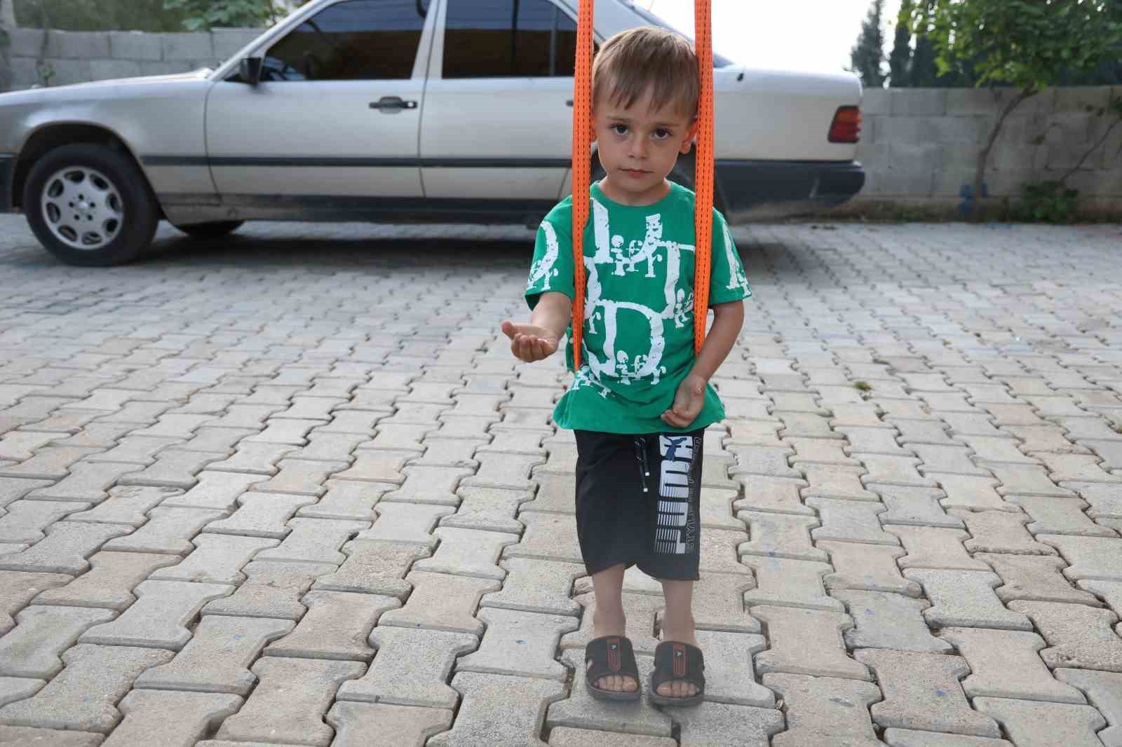 Boğazına bozuk para kaçan çocuğu, amcası Heimlich manevrasıyla kurtardı
