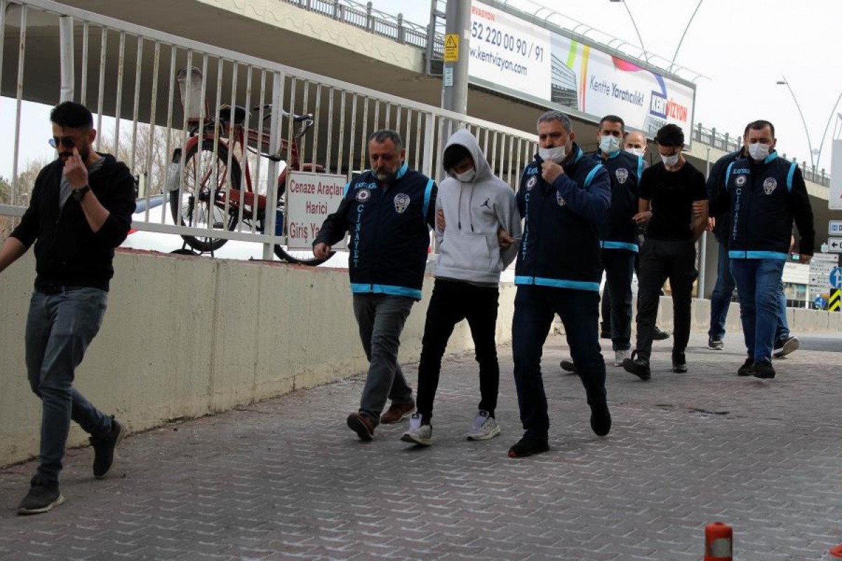 Boğazını keserek öldürdükleri şahsı yakan zanlılar yakalandı