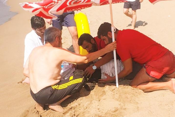 Boğulma tehlikesi geçiren kadını cankurtaranlar hayata döndürdü 