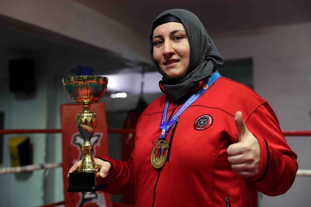 Boks eldivenleriyle ev hanımlarına örnek oldu 