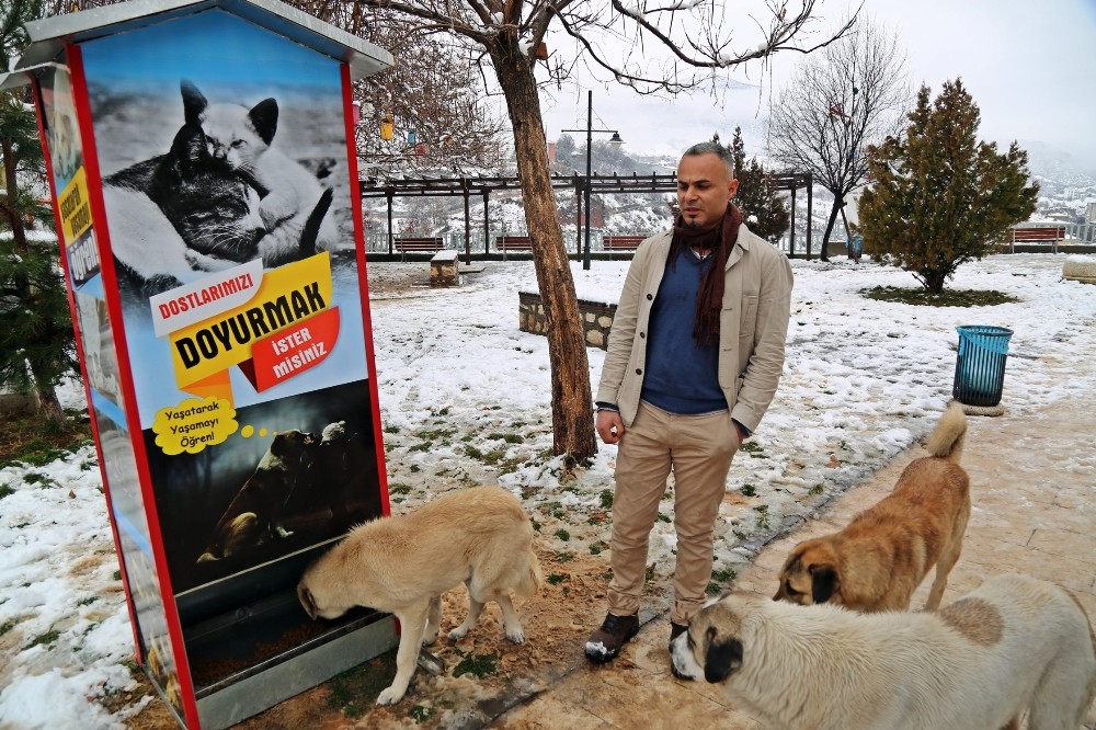 Boks makinesinden esinlendi, sokak hayvanları için mamamatik yaptı 