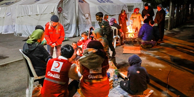 "Bölgede Kızılay’ı görmedik" diyenlere gelsin… 19 günde 70 milyondan fazla kişiye yemek çıkarıldı