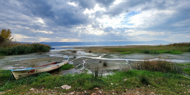 Bölgede korkutan görüntü... Tekneler karaya oturdu