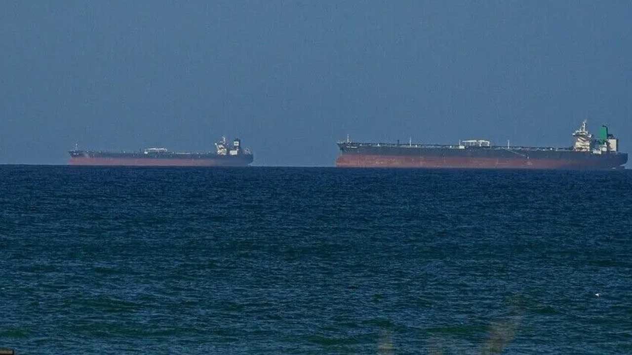 Bölgede tansiyon yüksek! Petrol tankeri vuruldu!