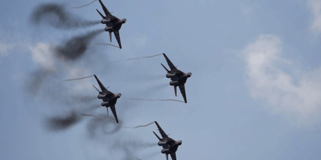 Bölgeden fotoğraflar geldi! Rusya, füzeyi ateşledi...Savaş uçakları havalandı