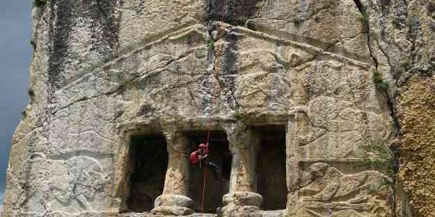 Bölgenin derinliklerinde 2 Bin 700 yıllık kaya mezarı bakımsızlıktan eriyor! Son durumu hayalleri yıktı