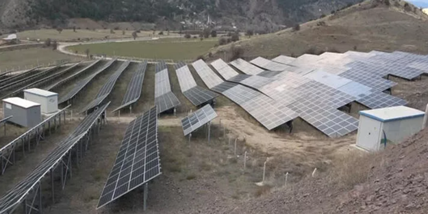 Bölgenin en büyük güneş enerji sistemini kurdu! Dışa bağımlılığı bitirecek