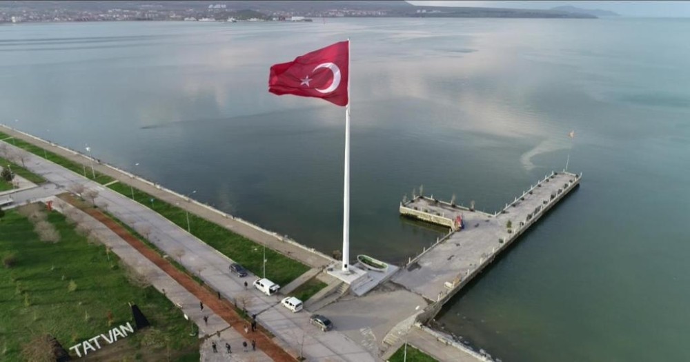 Bölgenin en büyük Türk bayrağı Tatvan’da dalgalanmaya başlandı 