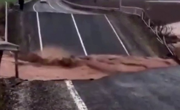 Bölgeyi bu kez sel vurdu! Şanlıurfa'da sel suları yolu yuttu