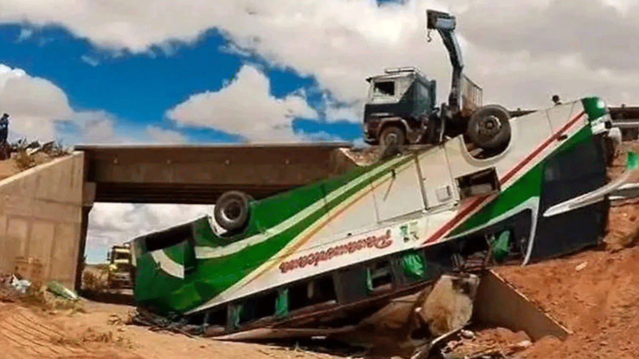 Bolivya'da dehşet! Otobüs köprüden düştü, 19 can kaybı