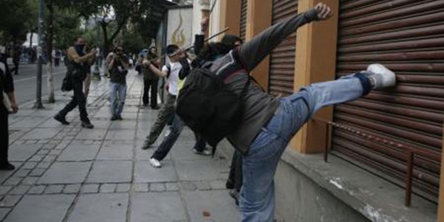 Sıra o ülkede, sokaklar karıştı!