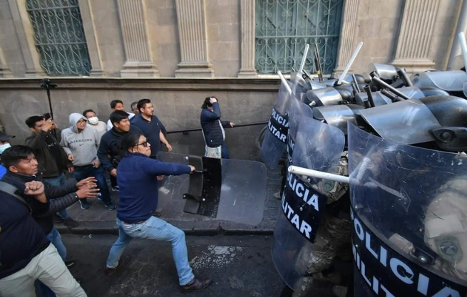 Bolivya’nın 15 Temmuz’u Halk darbeye direndi kazandı! Darbeci generaller tutuklandı