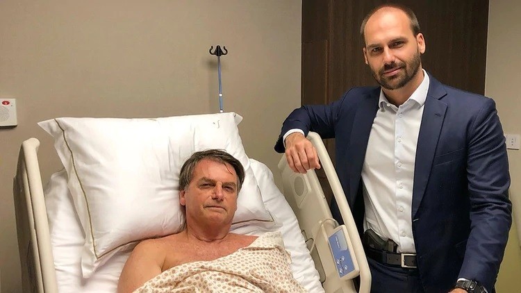 Bolsonaro’nun oğlu hastanedeki babasını belinde silahla ziyaret etti 