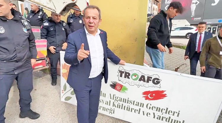 Bolu Belediye Başkanı Tanju Özcan'dan yine atraksiyon: 'Bizden habersiz Bolu'da kimse tabela asamaz'