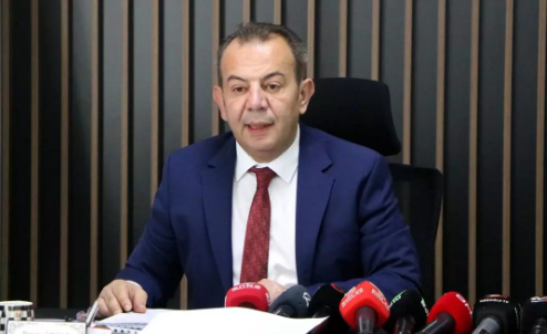 Bolu Belediyesi 12 şehit için 7 günlük yas ilan etti. Umarız tekrar CHP’den atılmaz.