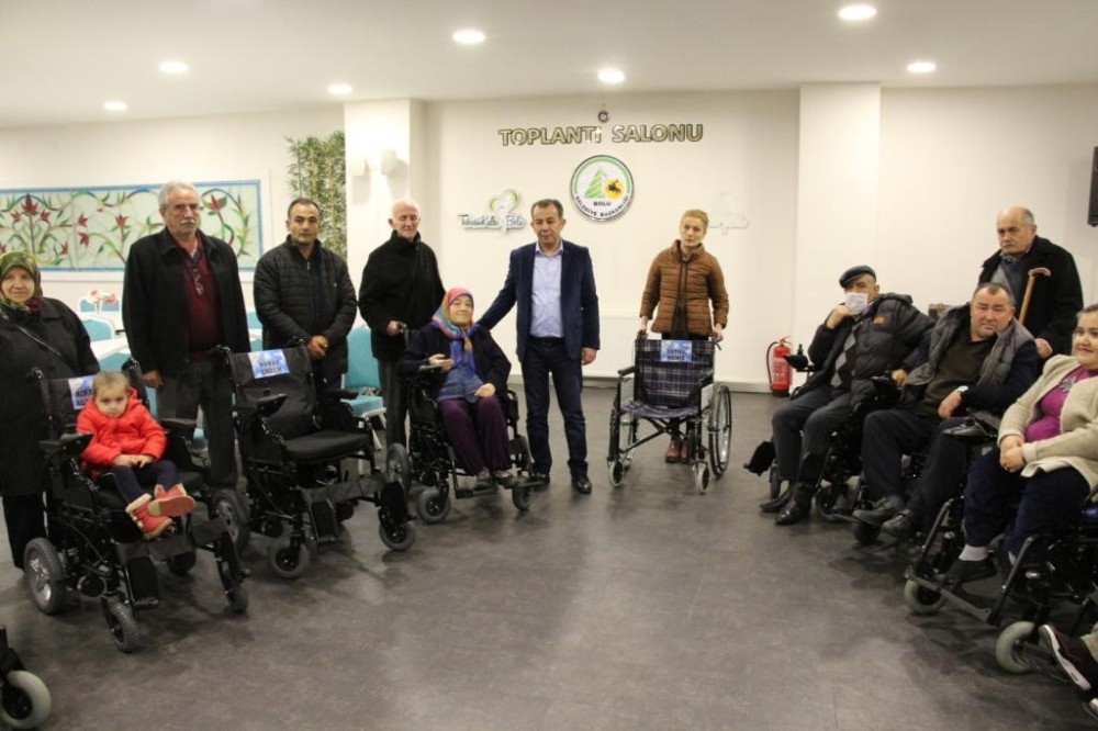 Bolu Belediyesi, ihtiyaç sahibi 10 engelli bireye akülü ve tekerlekli sandalye verdi 