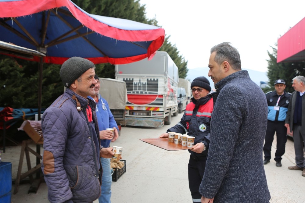Bolu Belediyesi, pazar esnafı ile vatandaşlara çorba ikram etti 