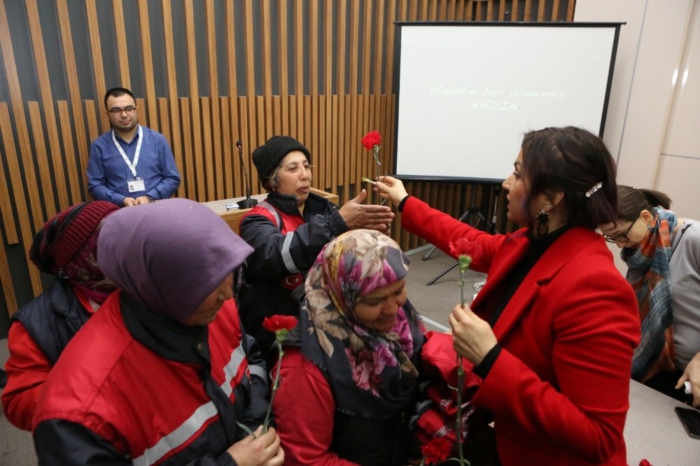 Bolu Belediyesi’nden kadın personellere ‘Kadınlar Günü’ sürprizi 