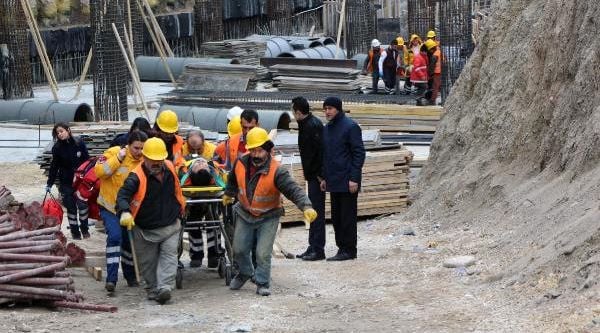 İskeleden düşen 2 Suriyeli işçi yaralandı