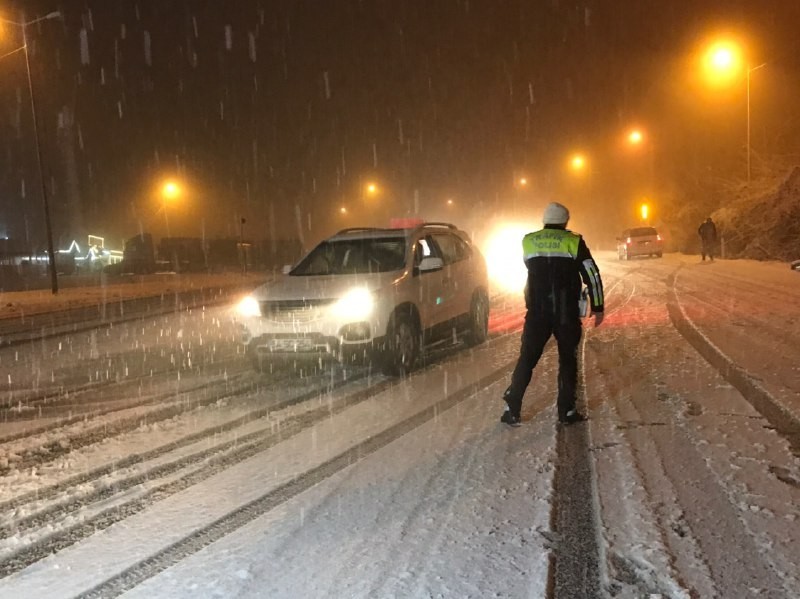 Bolu Dağı yoğun kar nedeniyle trafiğe kapatıldı 