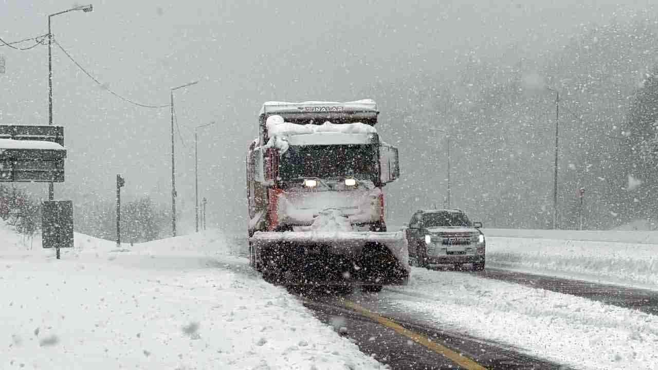 Bolu Dağı'nda beyaz örtü hakim! Hafif sis ve kar yağışı sürücülere zor anlar yaşatıyor!