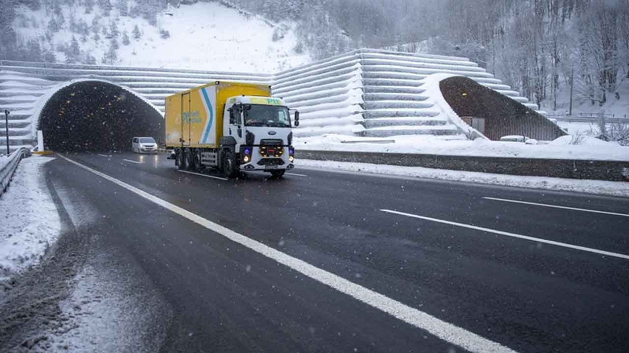 Bolu Dağı’nda beyaz örtü ulaşımı zorluyor!