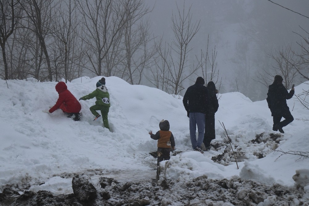Bolu Dağı’nda hafif kar yağışı ve sis etkili oluyor 