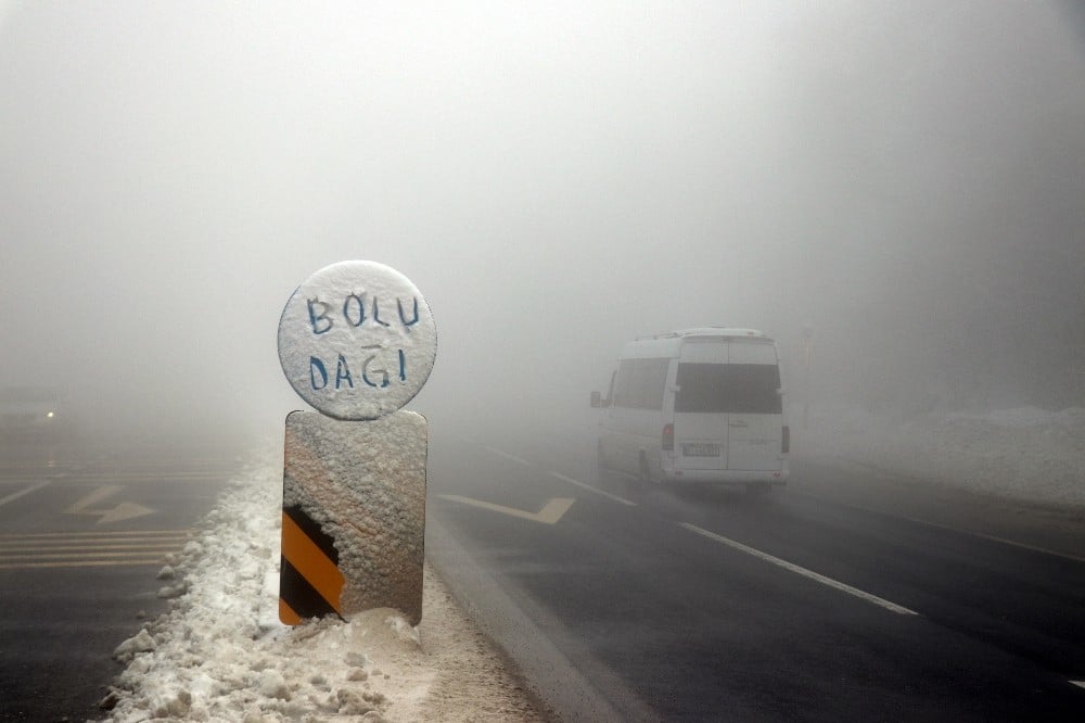Bolu Dağı’nda hafif kar yağışı ve sis etkili oluyor 