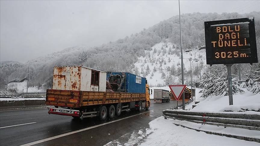 Bolu Dağı'nda kar etkili oluyor