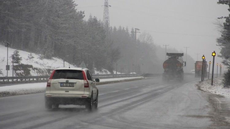 Bolu Dağı’nda kar ve sis etkili oluyor