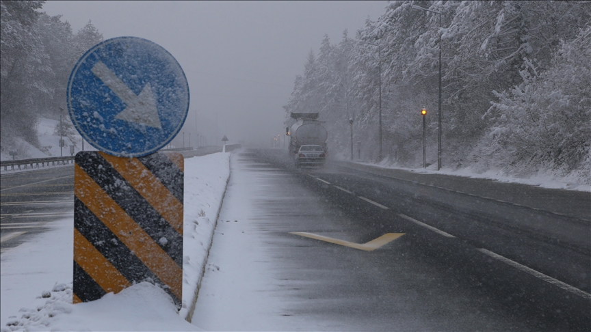 Bolu Dağı'nda kar yağışı etkili oluyor