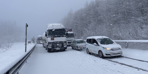 Bolu Dağı'nda kar yağışı etkisini artırdı