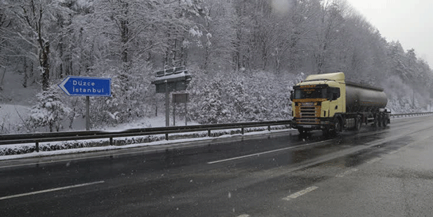 Bolu Dağı'nda kar yağışı etkisini gösteriyor