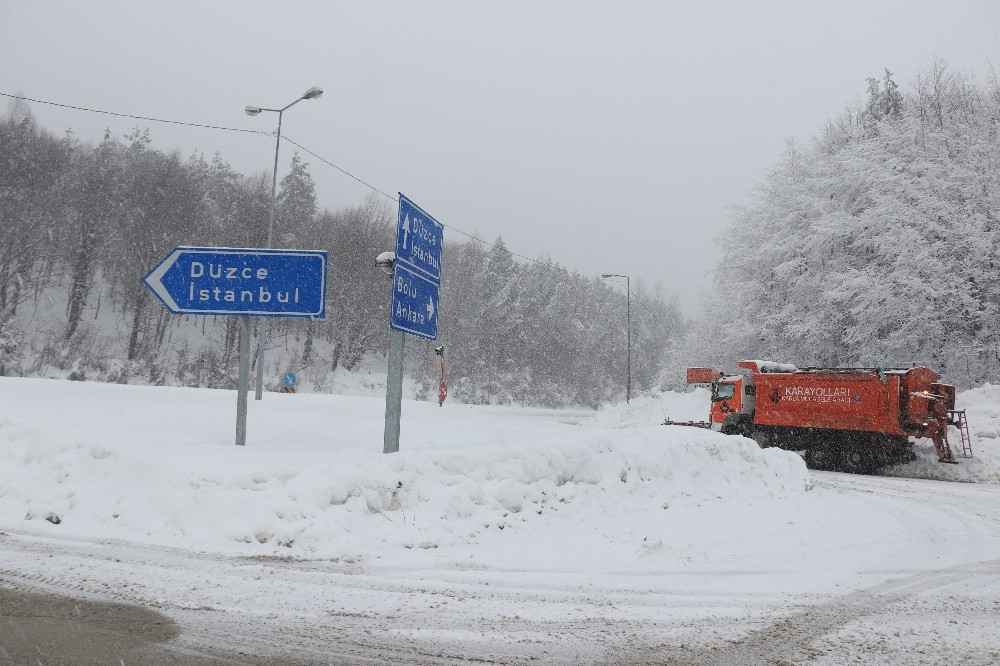 Bolu Dağı’nda kar yağışı sürücülere zor anlar yaşatıyor 