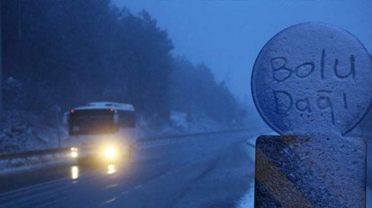 Bolu Dağı'nda kar yağışı ve sis etkili oluyor